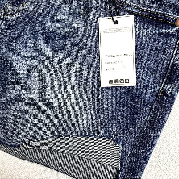 Judy Blue Los Angeles Mid-Rise Semi-Cuffed Raw Hem Denim Shorts Size (XL) - Picture 5 of 14